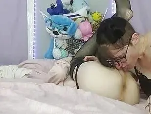 Due ladyboy scopano lateralmente per i fan