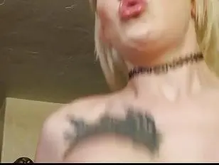 Eingefärbter Trans-Pornostar wurde in den Arsch gefickt