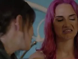 Wytatuowana tgirl Lena Moon rucha biuściastą najlepszą przyjaciółkę