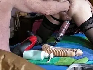 Vovô usa seus brinquedos para encher o cu de uma travesti