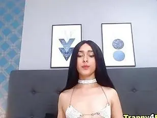 La calda Tgirl ama masturbarsi il suo cazzo duro
