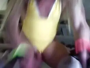 Travesti suada se masturbando na cam