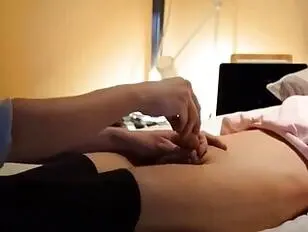 Tranny se fait jouer et jizzed par son ami baiseur