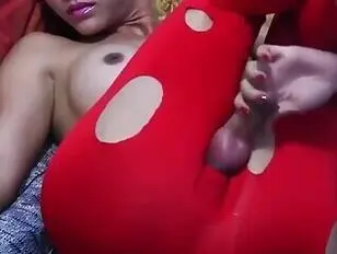 Trappola tettona in leggings rossi che si accarezza il cazzo