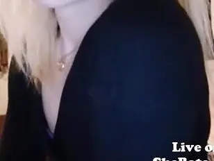 Sensacyjna blond transseksualistka pokazuje swój niesamowity tyłek