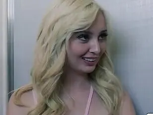 Tgirl एरिका चेरी अपनी गर्लफ्रेंड के साथ त्रिगुट में