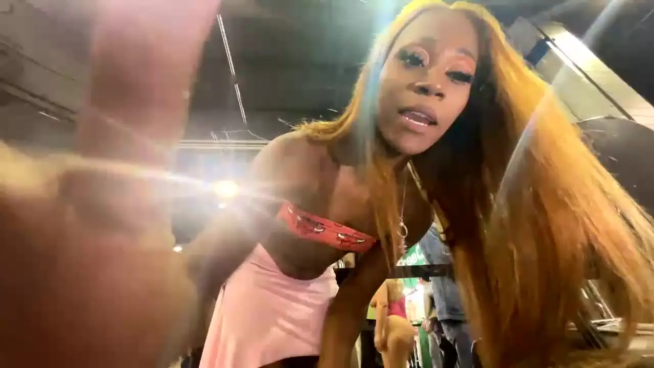 Black tranny gets hard while at porn convention - Tranny.one